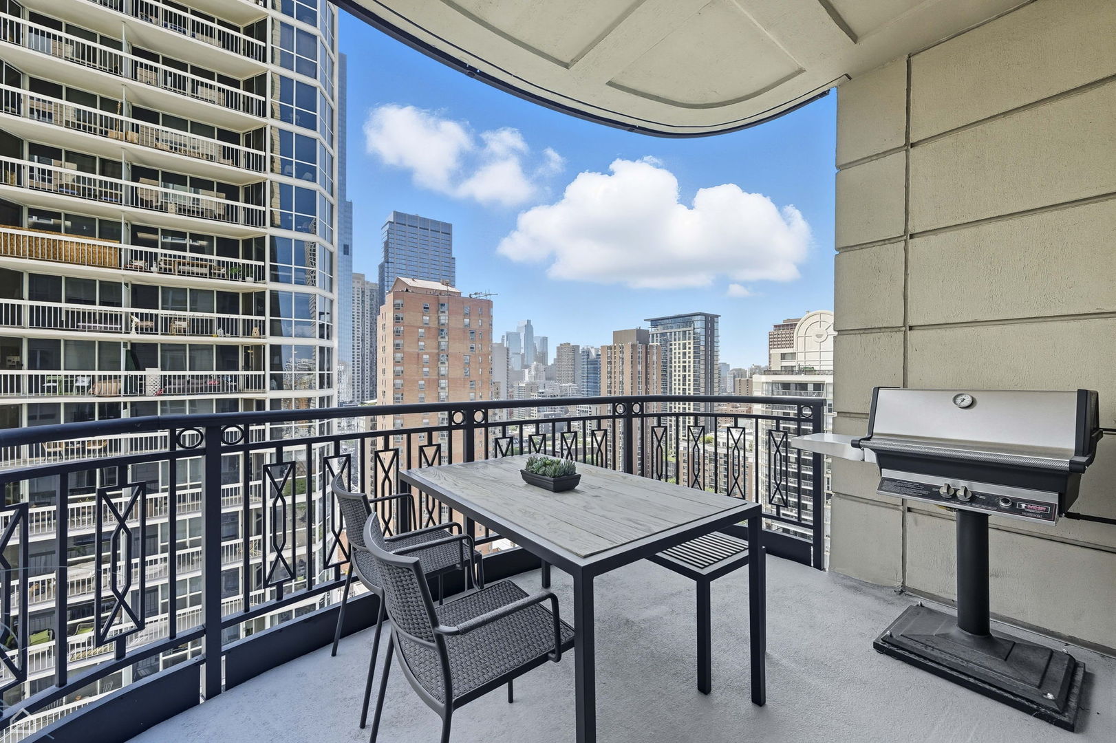 10 E Delaware Place Unit: 21D