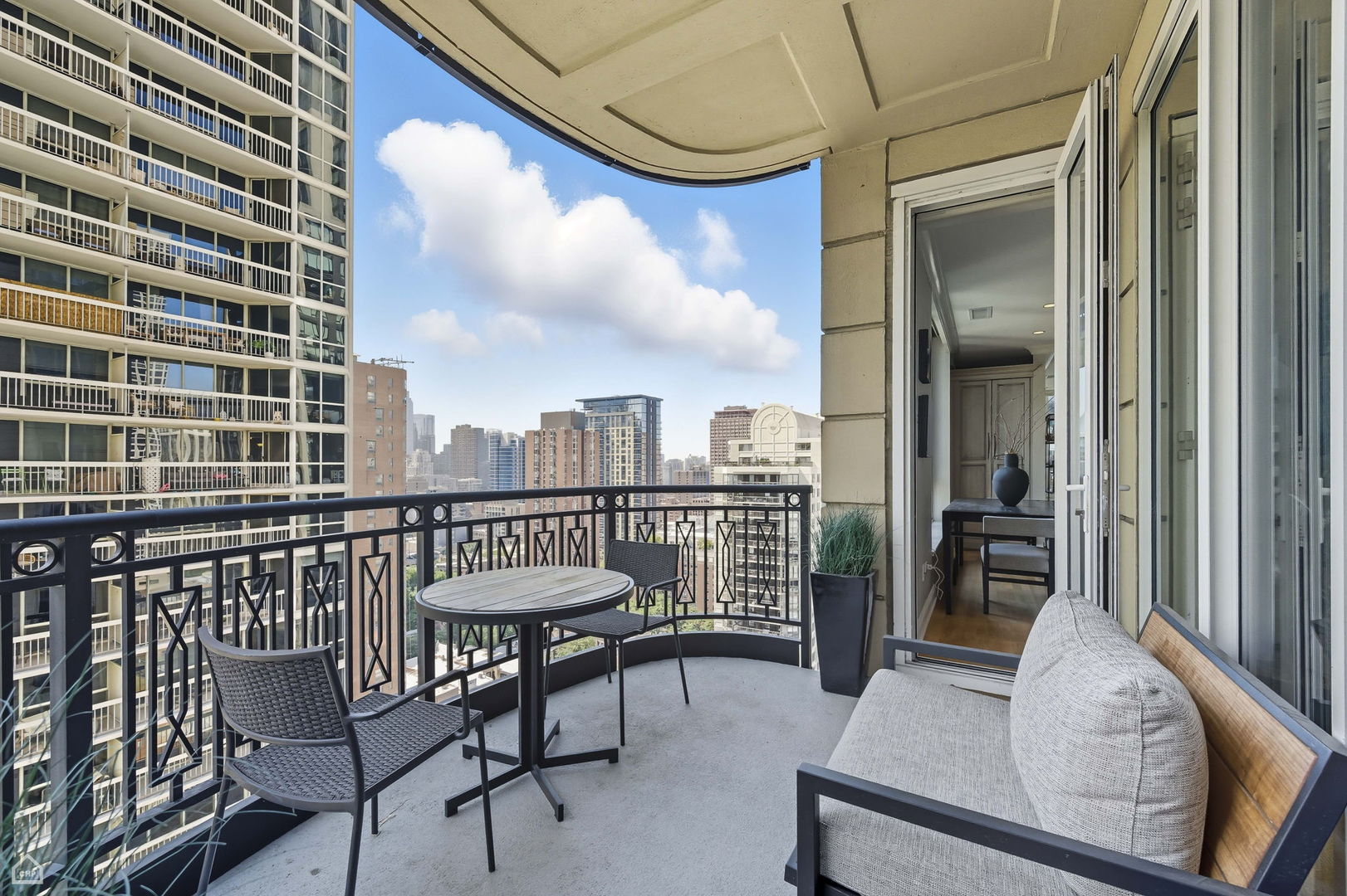 10 E Delaware Place Unit: 21D