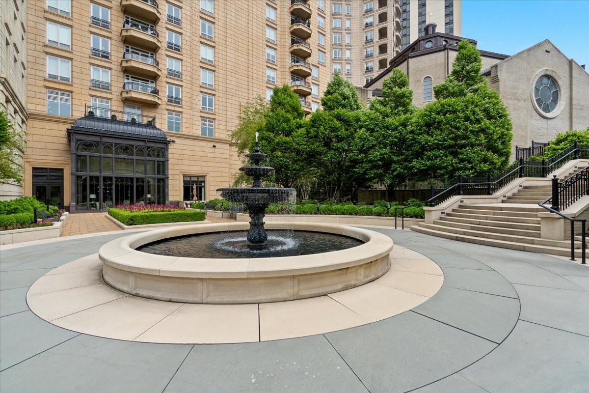 2550 N Lakeview Avenue Unit: N1801
