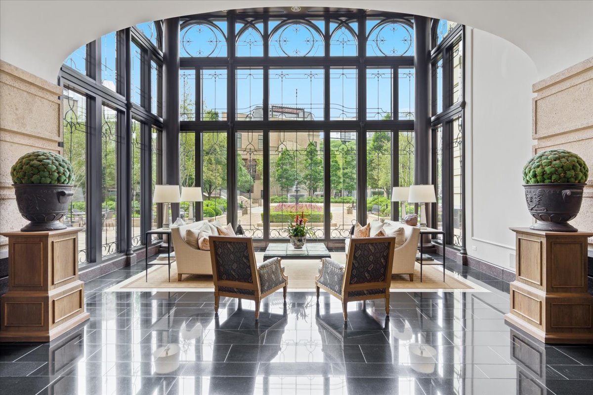 2550 N Lakeview Avenue Unit: N1801
