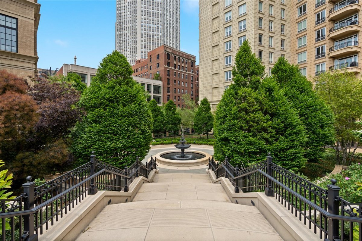 2550 N Lakeview Avenue Unit: N1801