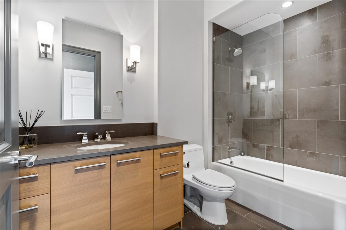 2550 N Lakeview Avenue Unit: N1801