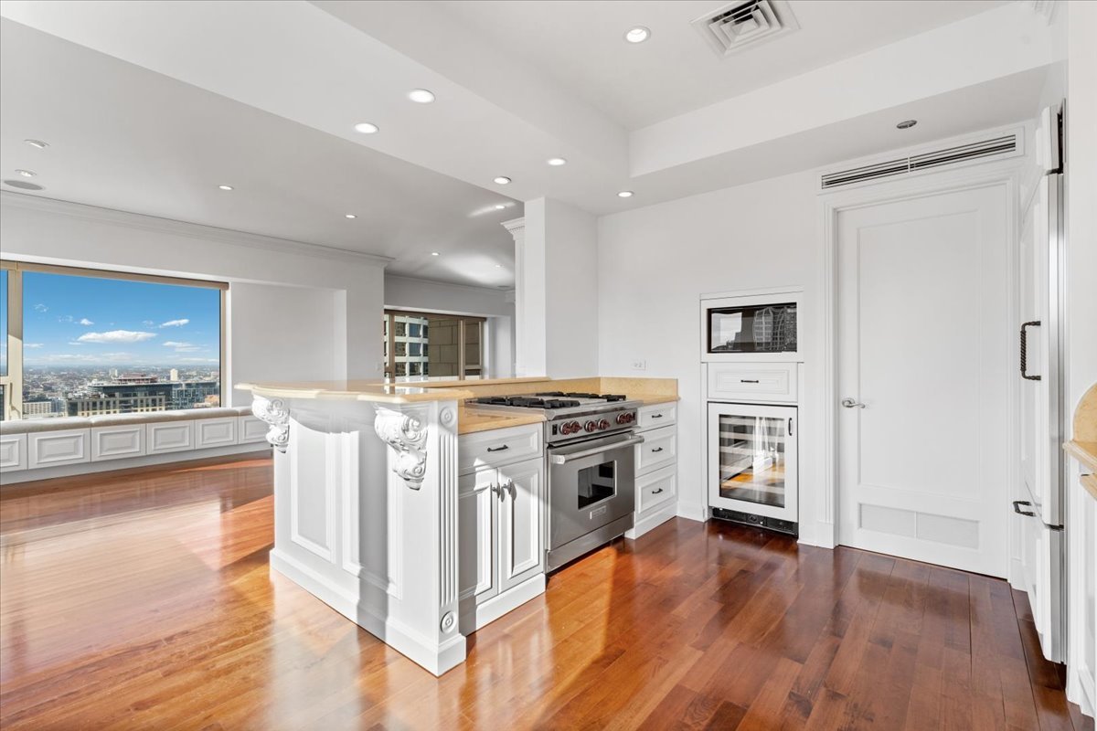 800 N Michigan Avenue Unit: 3603