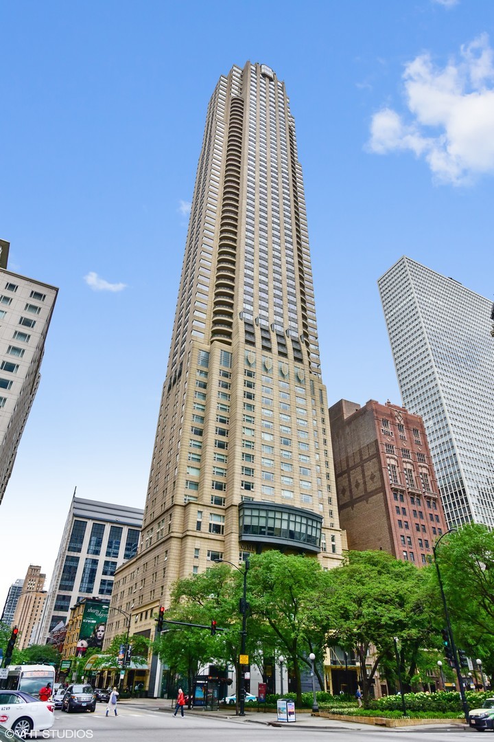 800 N Michigan Avenue Unit: PH67
