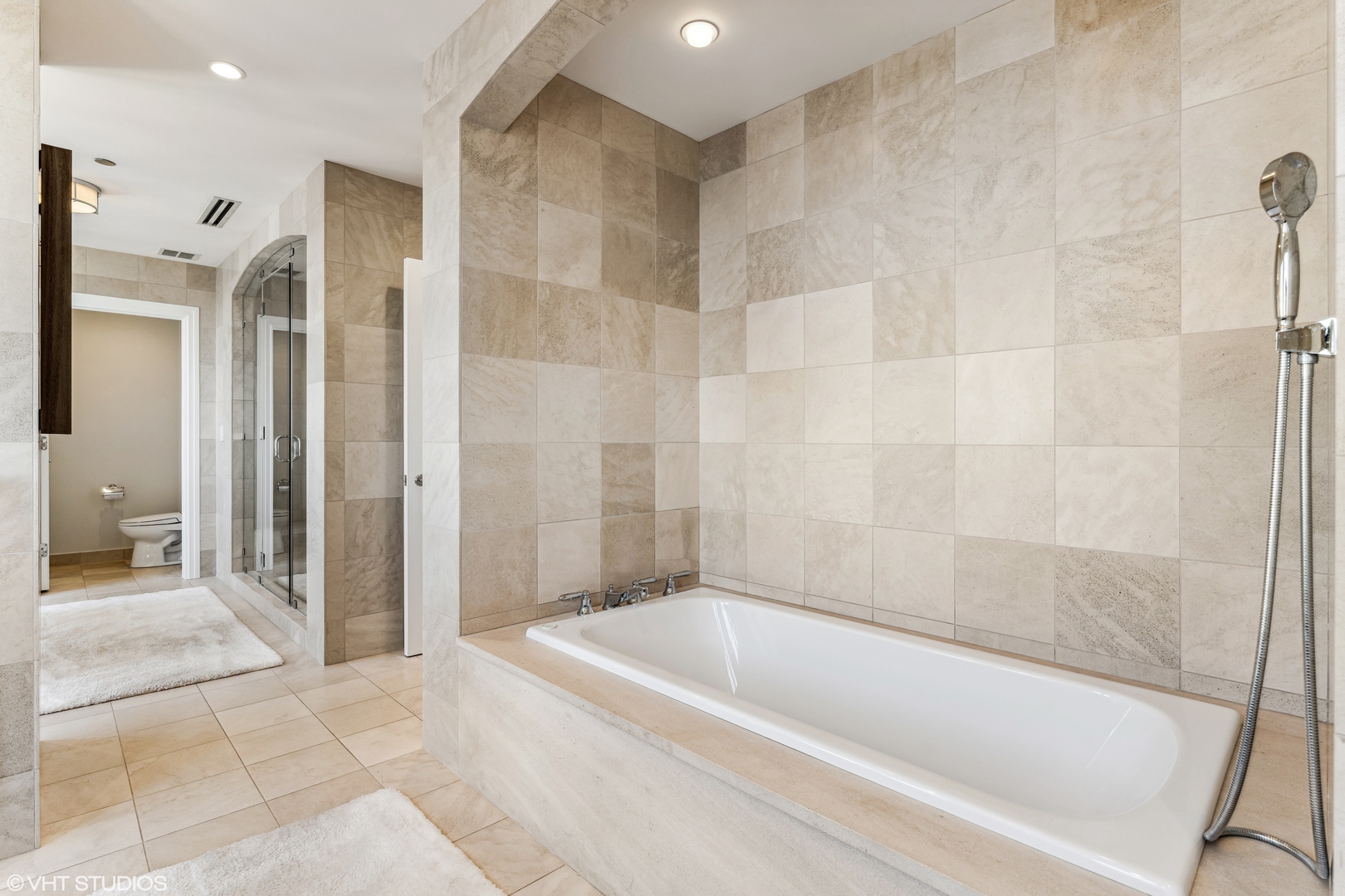 11 E Walton Street Unit: 4202