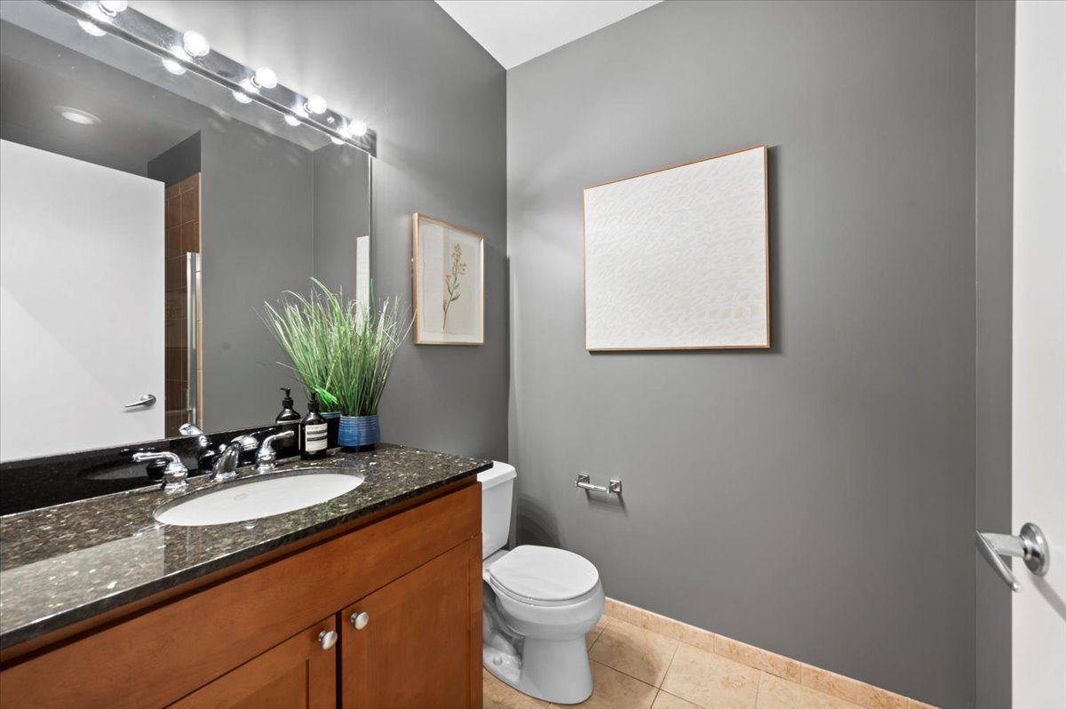 700 N Larrabee Street Unit: 301