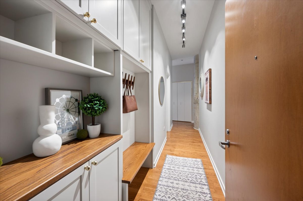 700 N Larrabee Street Unit: 301