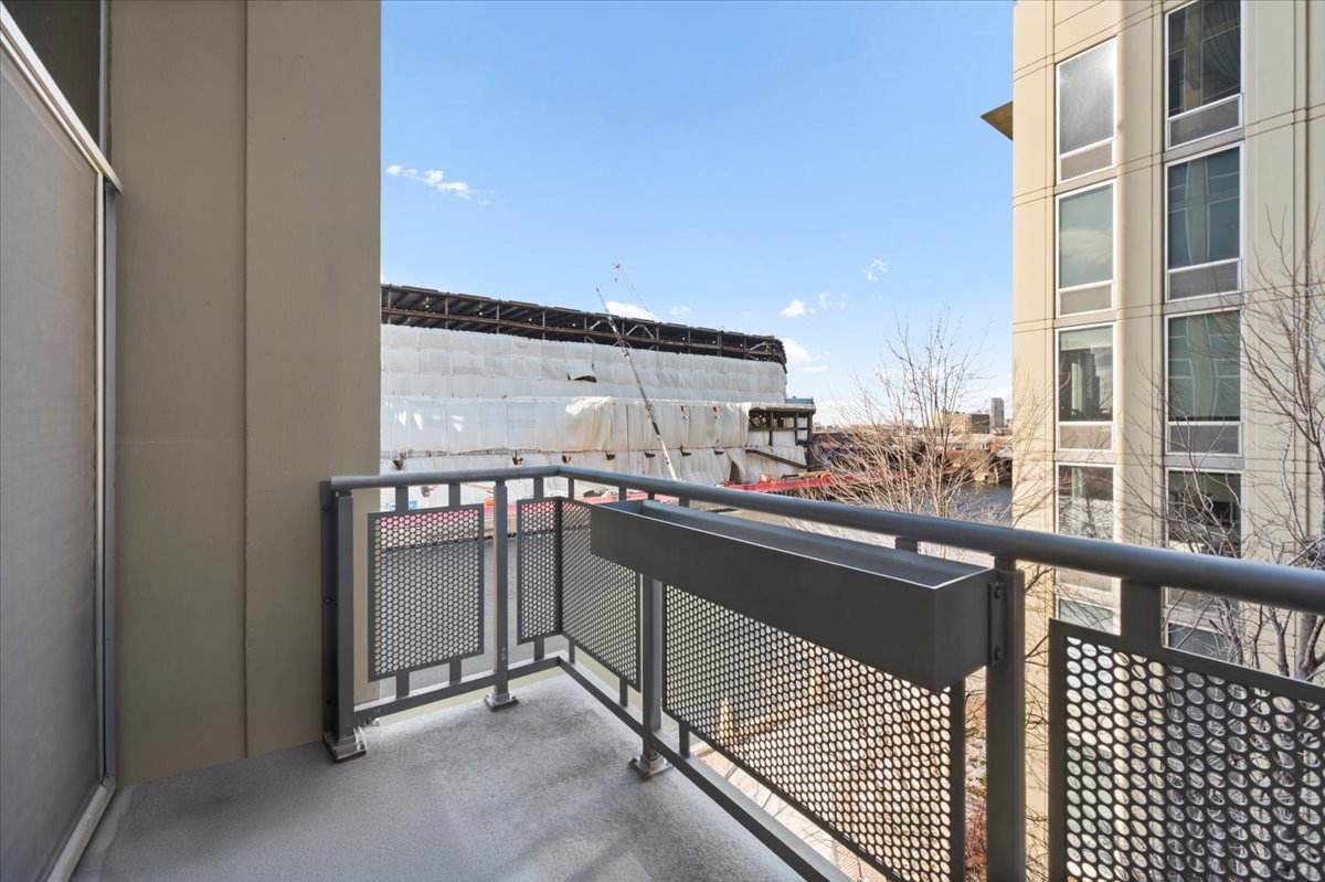 700 N Larrabee Street Unit: 301