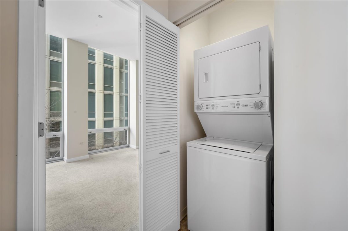 700 N Larrabee Street Unit: 301