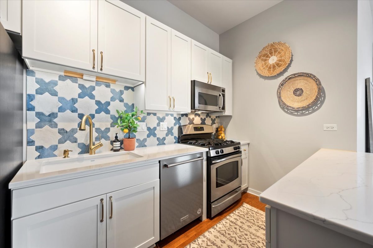 700 N Larrabee Street Unit: 301