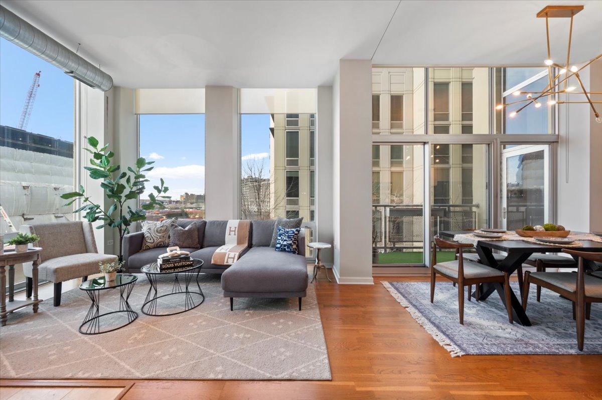 700 N Larrabee Street Unit: 301