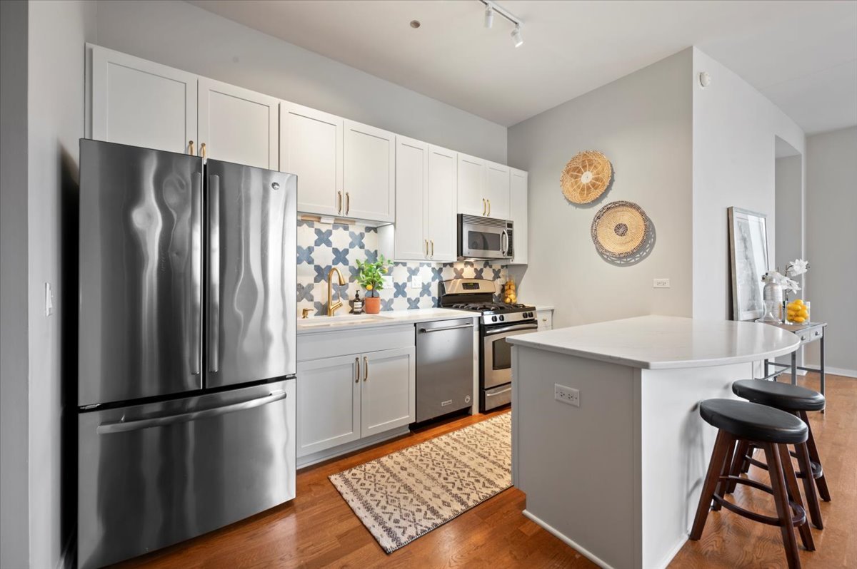 700 N Larrabee Street Unit: 301