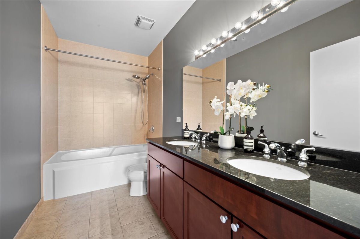 700 N Larrabee Street Unit: 301