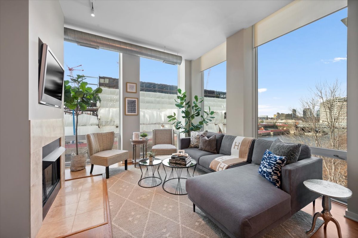 700 N Larrabee Street Unit: 301