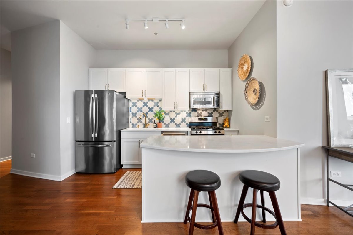 700 N Larrabee Street Unit: 301