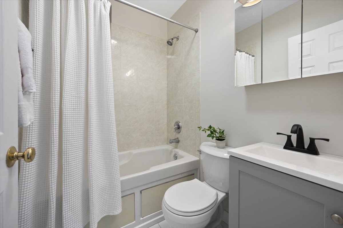 3806 W Belle Plaine Avenue Unit: G