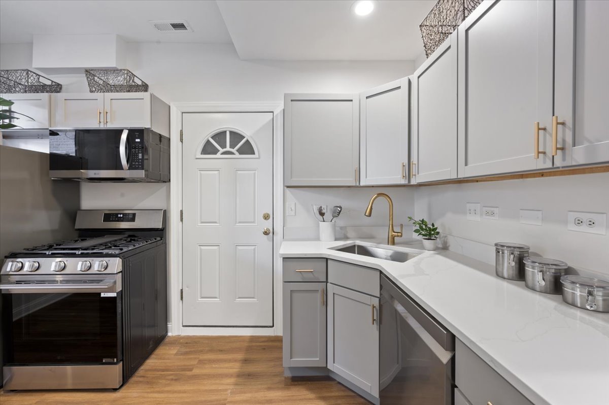 3806 W Belle Plaine Avenue Unit: G