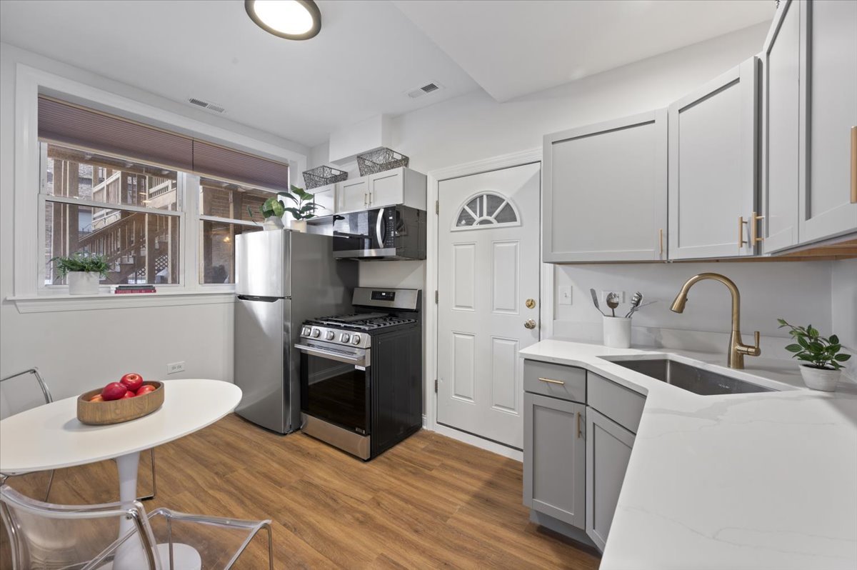 3806 W Belle Plaine Avenue Unit: G