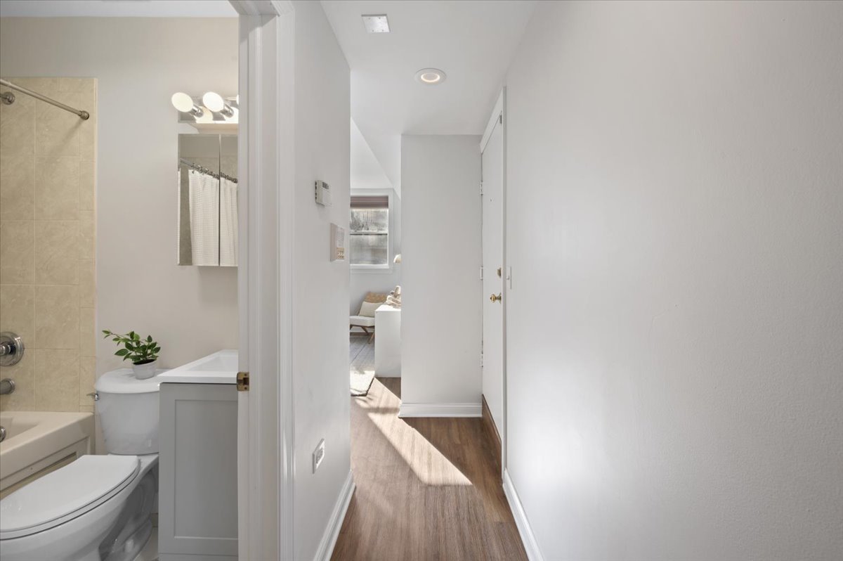 3806 W Belle Plaine Avenue Unit: G