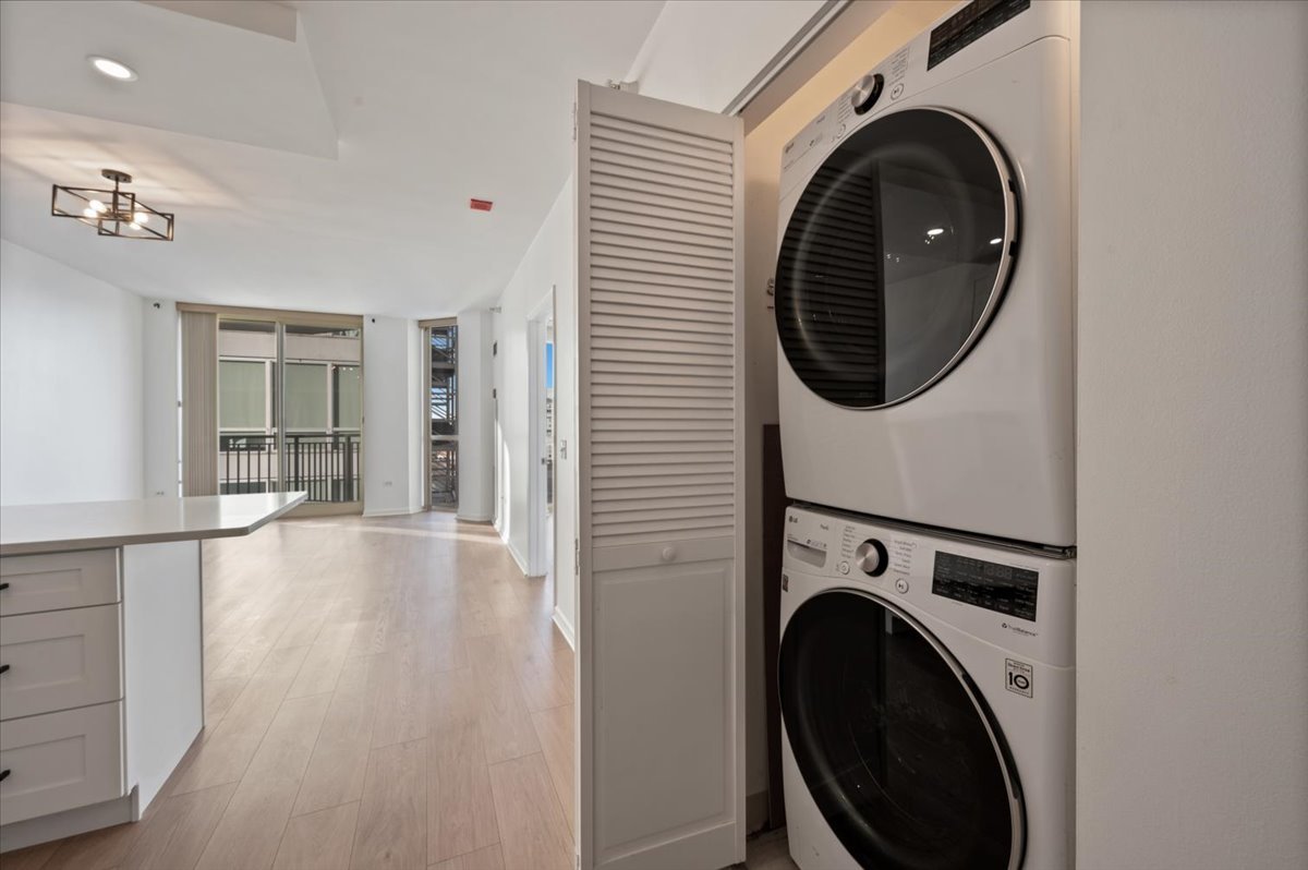 645 N Kingsbury Street Unit: 2003