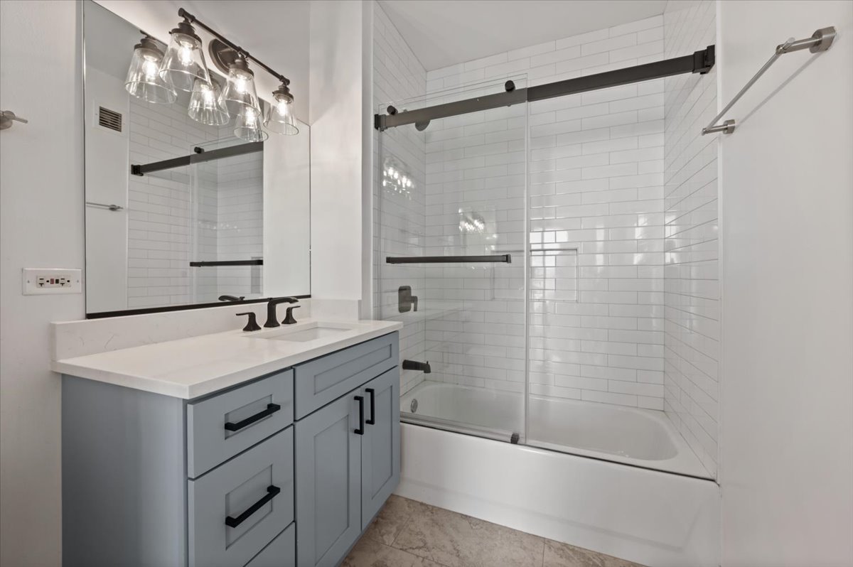 645 N Kingsbury Street Unit: 2003