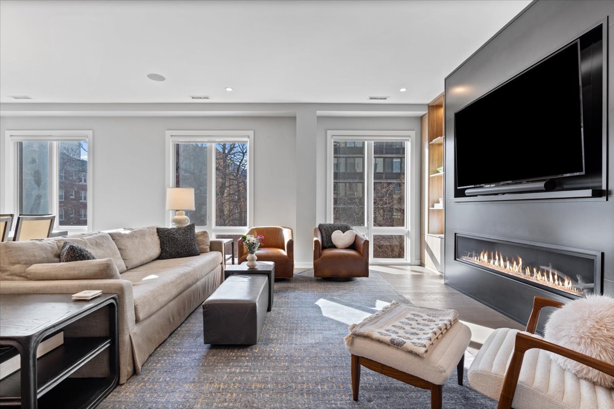 2753 N Hampden Court Unit: 3B