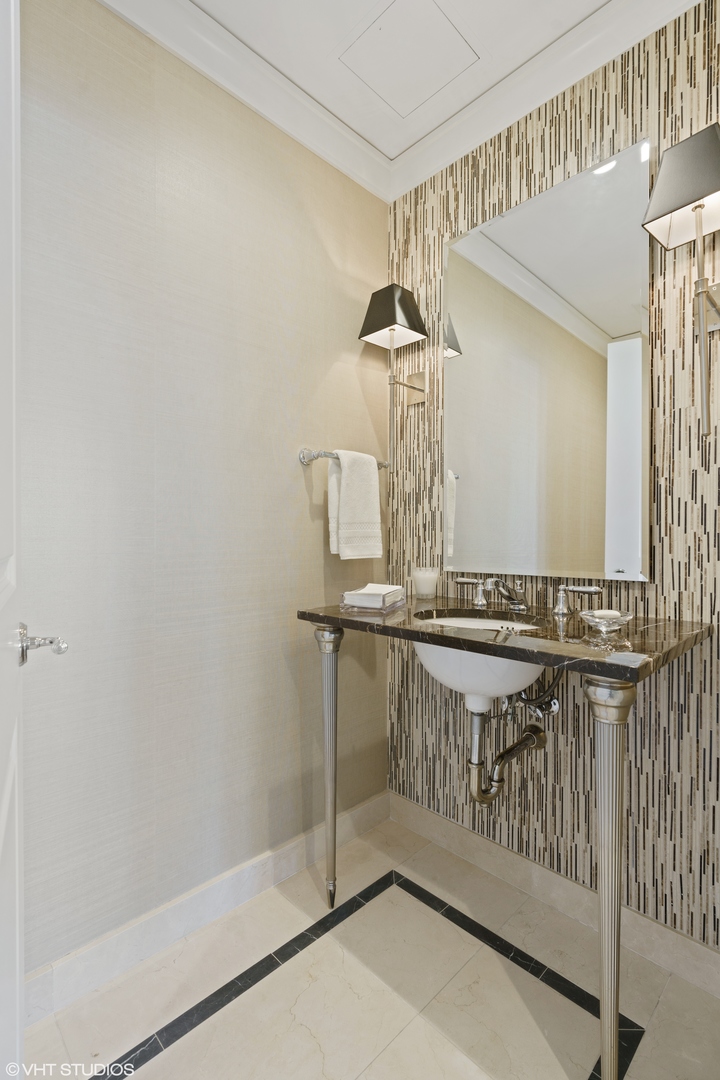 11 E Walton Street Unit: 4202