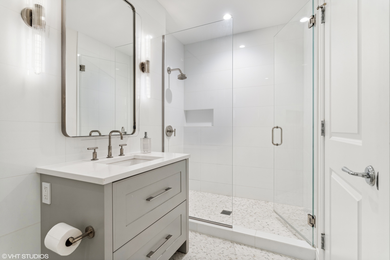 11 E Walton Street Unit: 4202