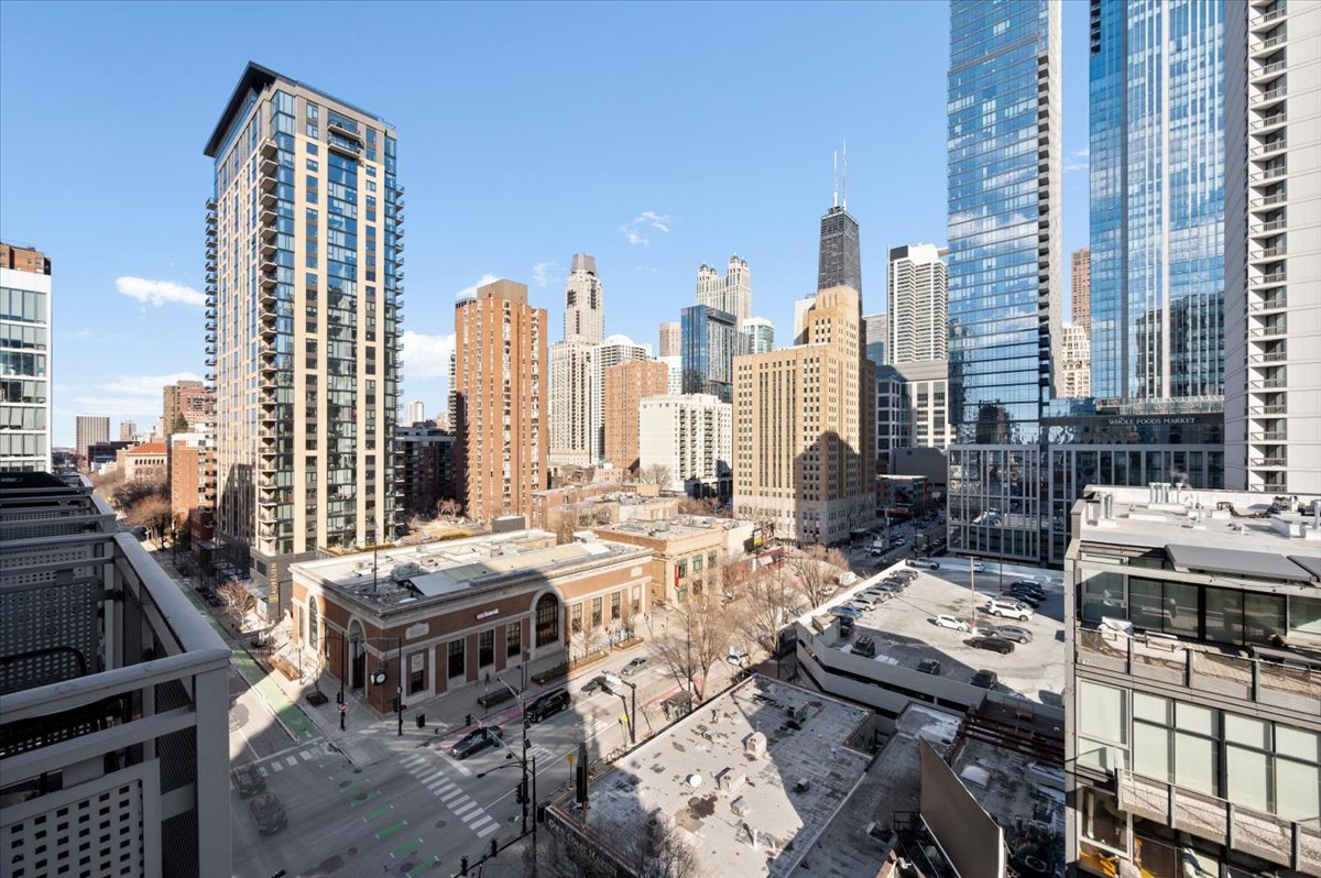 744 N Clark Street Unit: 1001
