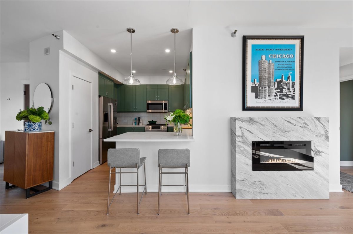 744 N Clark Street Unit: 1001