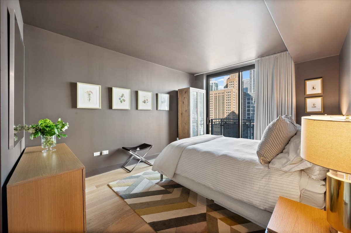 744 N Clark Street Unit: 1001