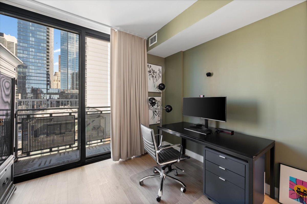 744 N Clark Street Unit: 1001