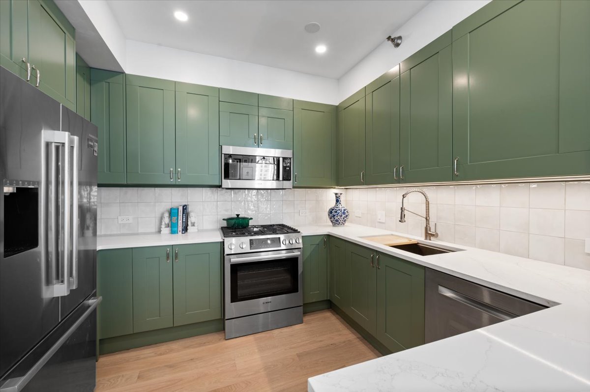 744 N Clark Street Unit: 1001