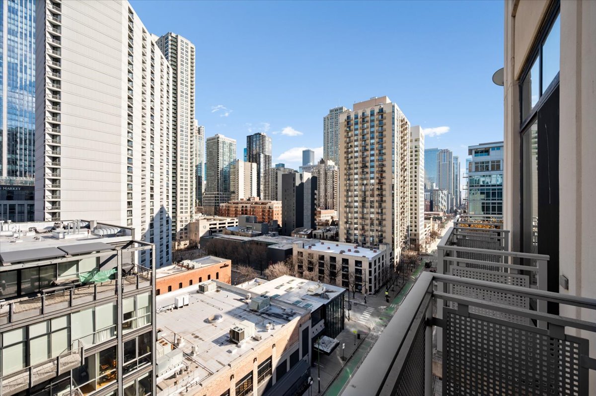 744 N Clark Street Unit: 1001