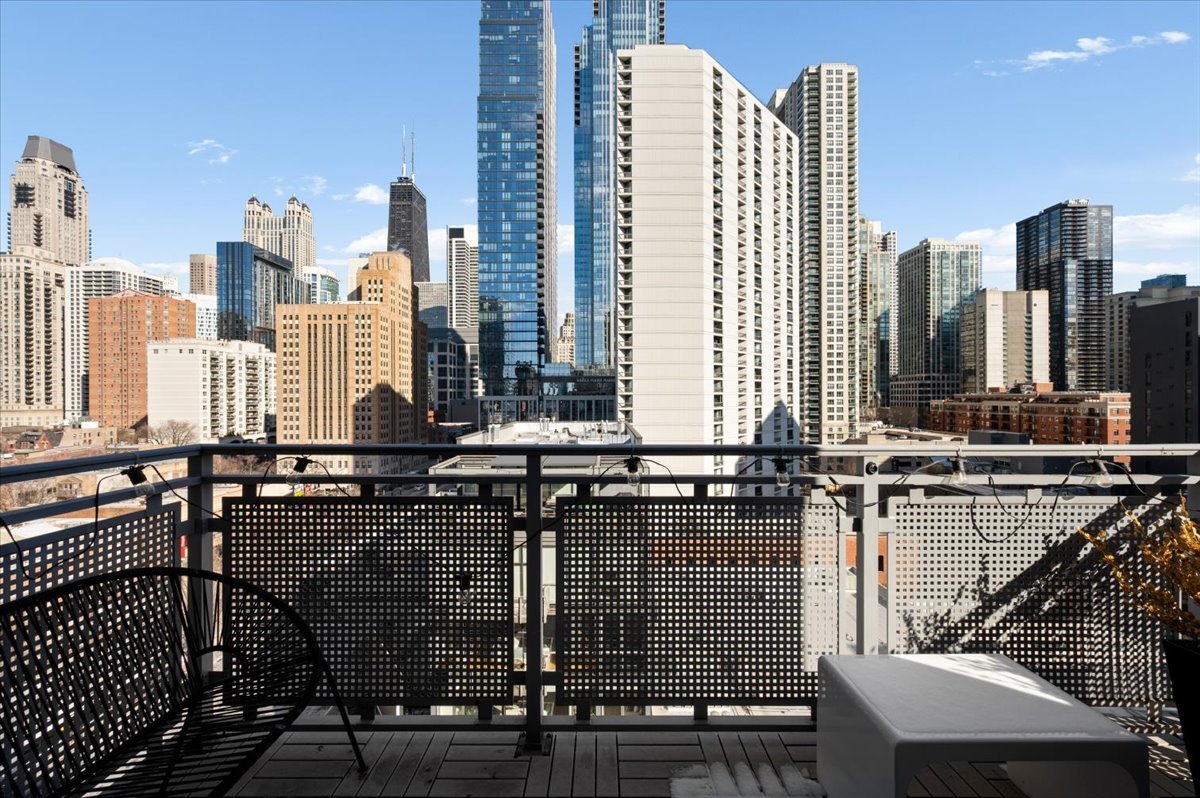 744 N Clark Street Unit: 1001