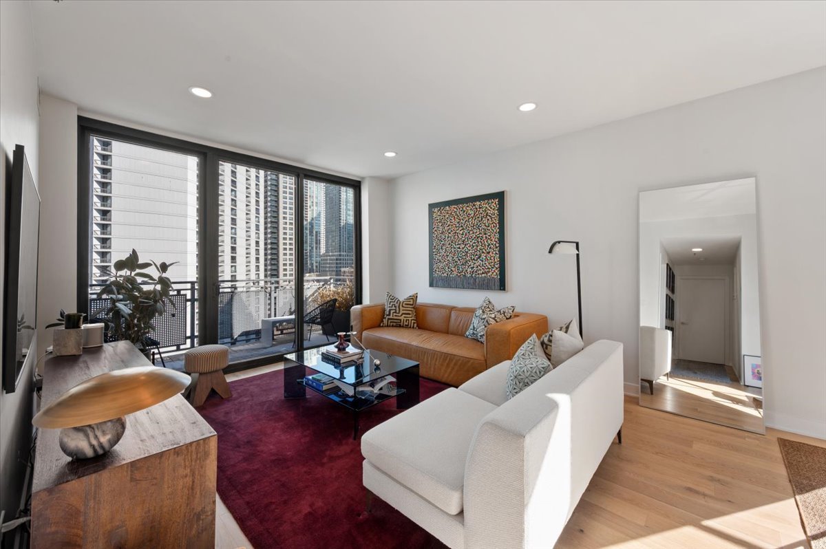744 N Clark Street Unit: 1001