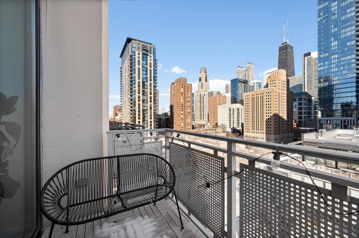 744 N Clark Street Unit: 1001