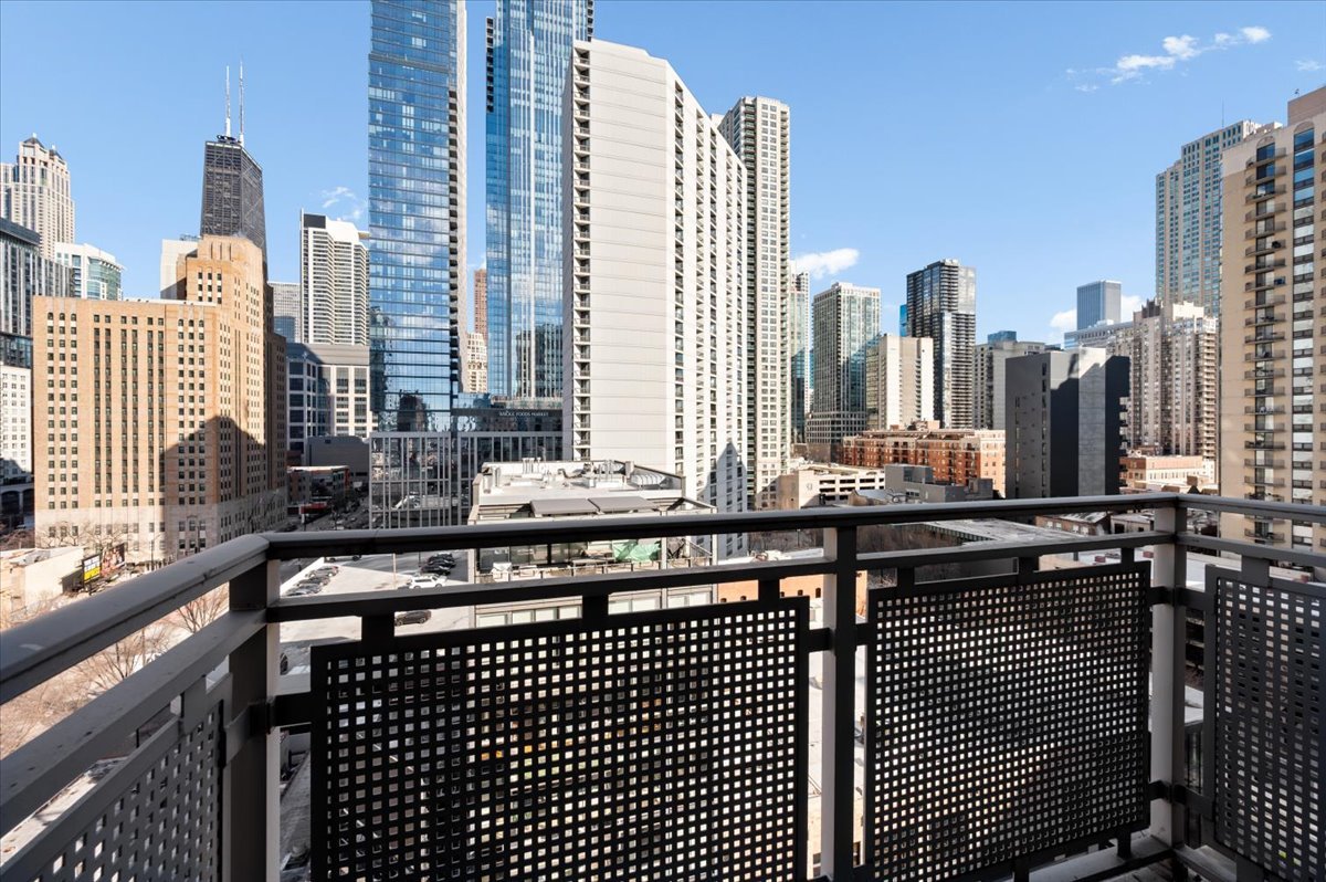 744 N Clark Street Unit: 1001