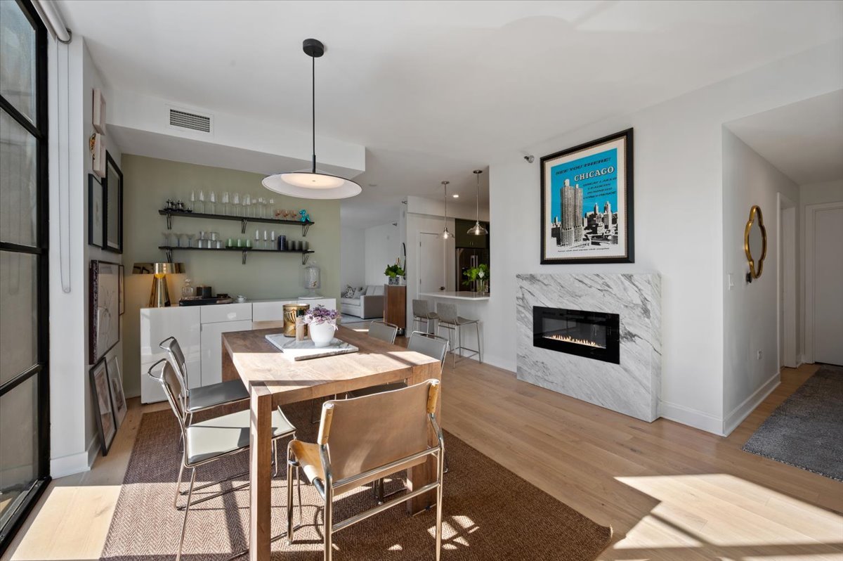 744 N Clark Street Unit: 1001