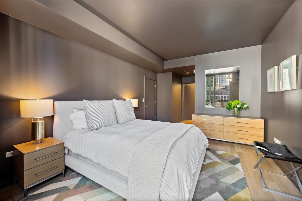 744 N Clark Street Unit: 1001