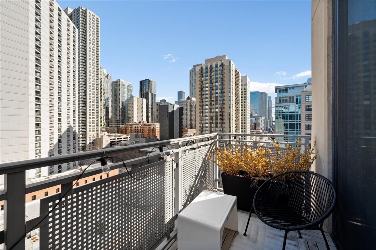 744 N Clark Street Unit: 1001