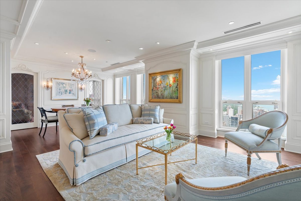 11 E Walton Street Unit: 4402
