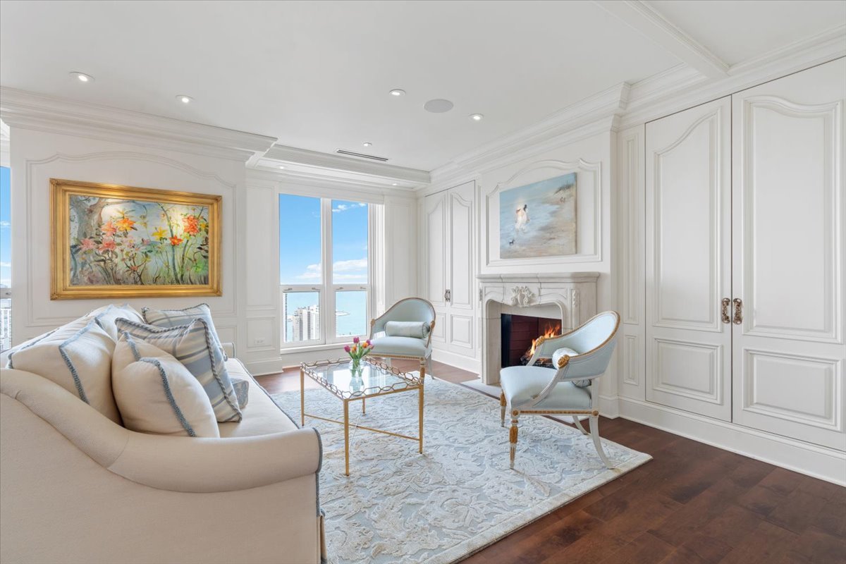 11 E Walton Street Unit: 4402