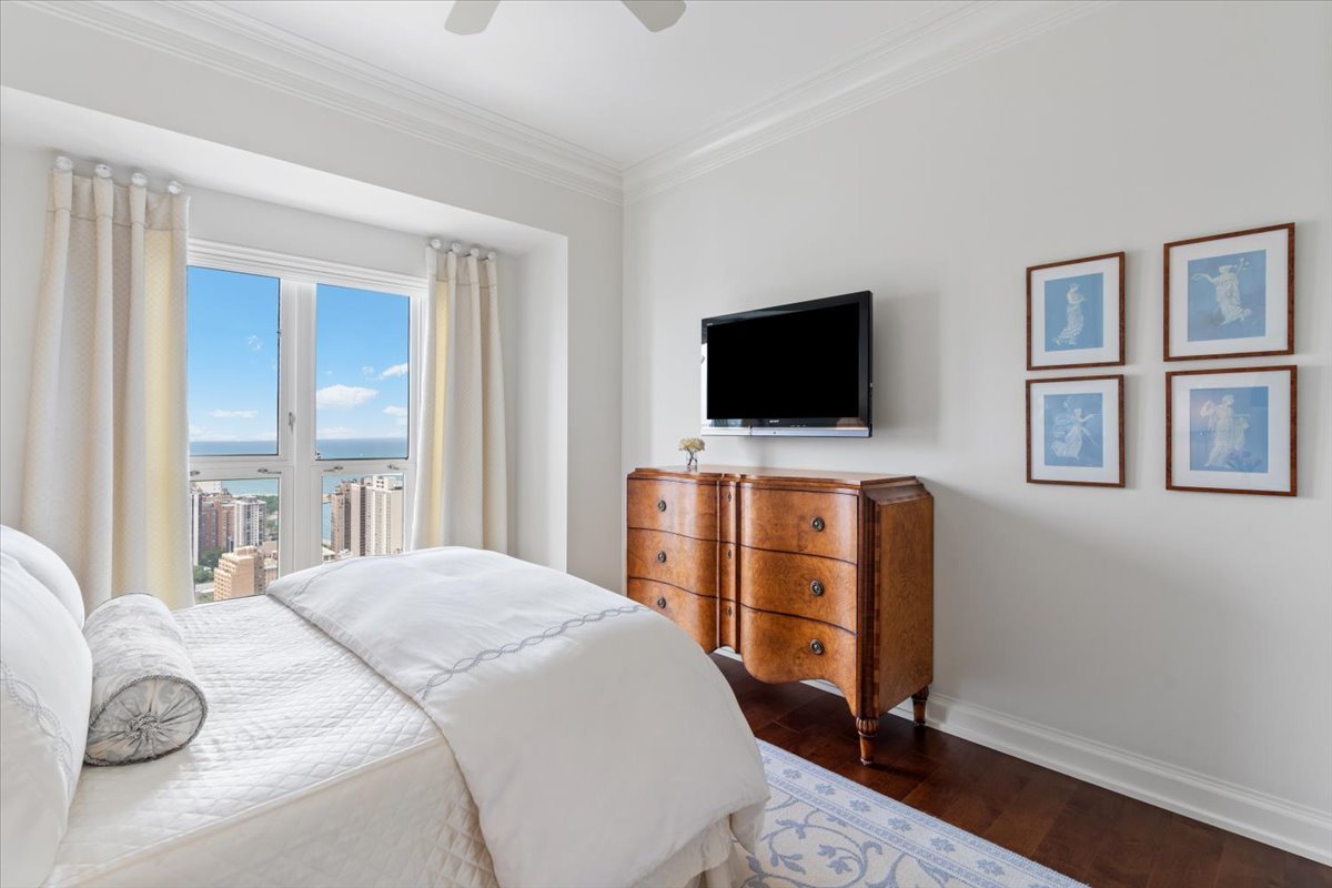 11 E Walton Street Unit: 4402