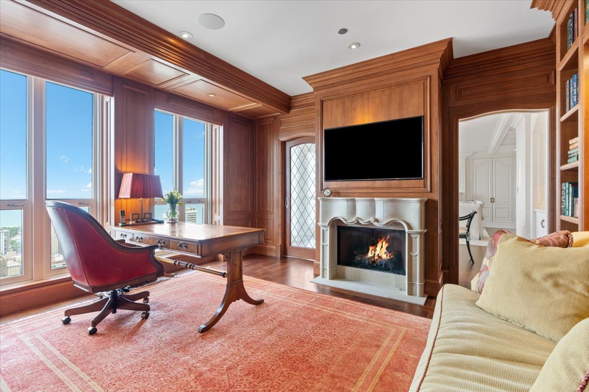 11 E Walton Street Unit: 4402