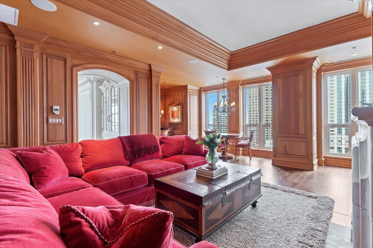 11 E Walton Street Unit: 4402
