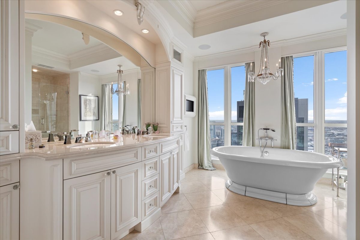 11 E Walton Street Unit: 4402