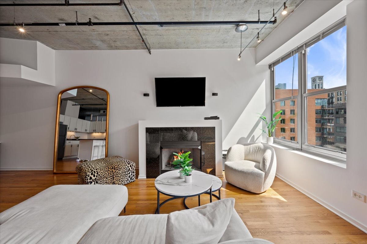 933 W Van Buren Street Unit: 702