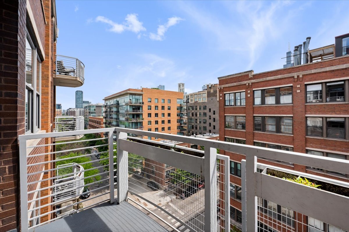 933 W Van Buren Street Unit: 702