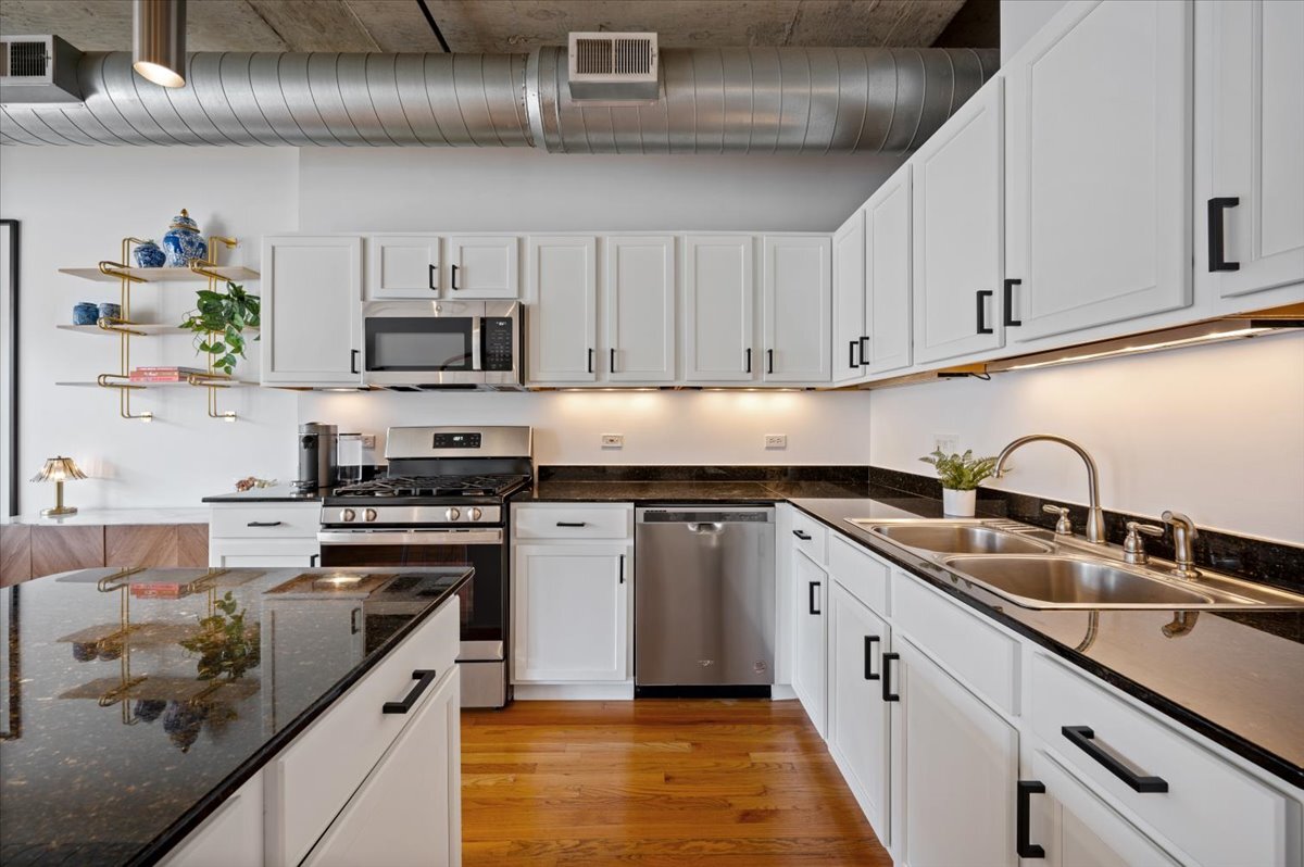 933 W Van Buren Street Unit: 702